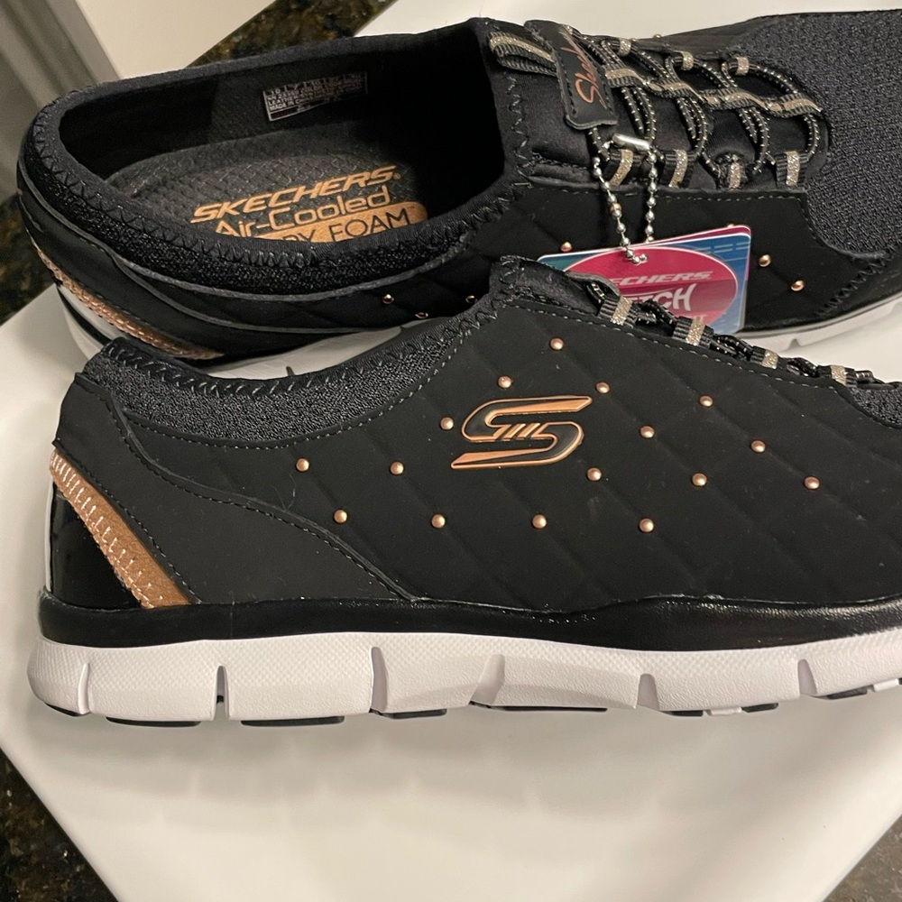 Skechers air cooled memory foam sneakers NWT size 10M